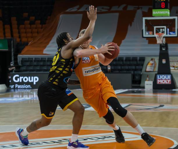 中场位置的 中场位置的